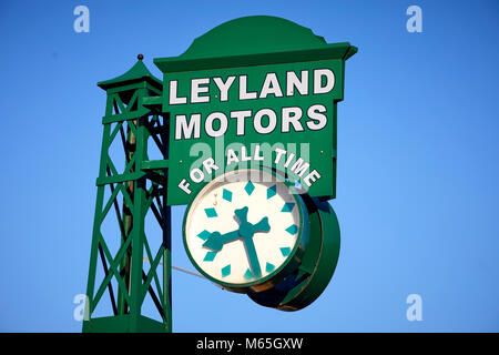 Leyland Dorf clock die Parole "Leyland Motors für alle Zeit", wurden an prominenten Positionen zu wichtigen Bundesstraßen in ganz England in installiert Stockfoto