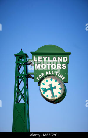 Leyland Dorf clock die Parole "Leyland Motors für alle Zeit", wurden an prominenten Positionen zu wichtigen Bundesstraßen in ganz England in installiert Stockfoto