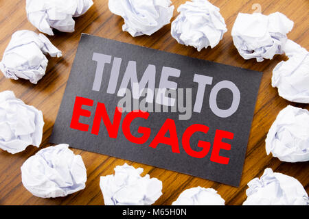 Hand schreiben Bildunterschrift angezeigt Zeit zu engagieren. Business Konzept für Engagement Engagement auf haftnotiz Papier geschrieben, um den Holz- Hintergrund mit Stockfoto