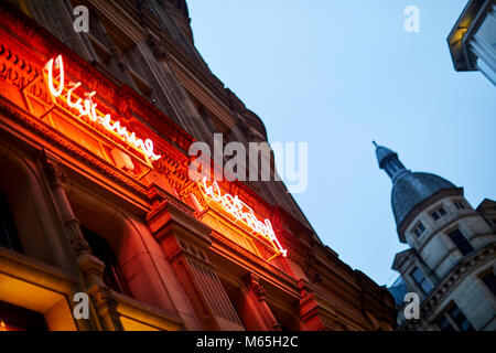 Designer Kleidung Shop Vivienne Westwood Außenansicht bei Nacht auf Spring Gardens, King Street Manchester City Centre Stockfoto