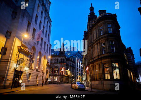 Designer Kleidung Shop Vivienne Westwood Außenansicht bei Nacht auf Spring Gardens, King Street Manchester City Centre Stockfoto