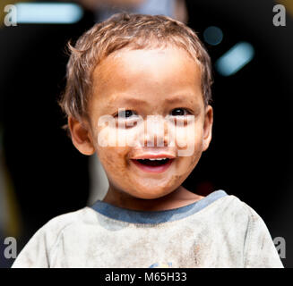 KATHMANDU, Nepal - Mai 18: Porträt einer jungen verschmierte Sherpa Junge lächelnd am 18. Mai 2013 in Kathmandu, Nepal. Sherpa sind eine ethnische Gruppe aus Nepal, Stockfoto