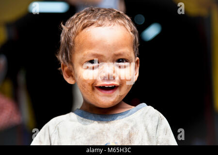 KATHMANDU, Nepal - Mai 18: Porträt einer jungen verschmierte Sherpa Junge lächelnd am 18. Mai 2013 in Kathmandu, Nepal. Sherpa sind eine ethnische Gruppe aus Nepal, Stockfoto