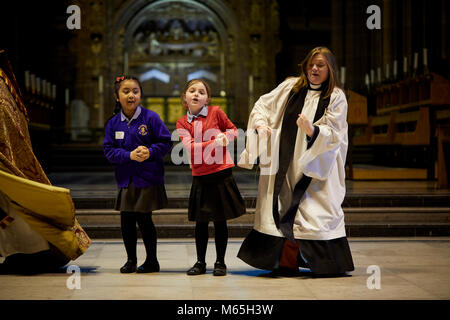 Liverpool Cathedral Rev Kate Bottley von Gogglebox Ruhm mit Kindern Stockfoto