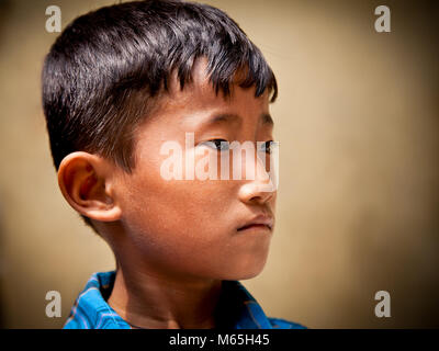 BHAKTAPUR, Nepal - Mai 18: Portrait von nevaris Junge auf der Straße der alten Stadt am 18. Mai 2013 in Bhaktapur, Tal von Kathmandu, Nepal Stockfoto