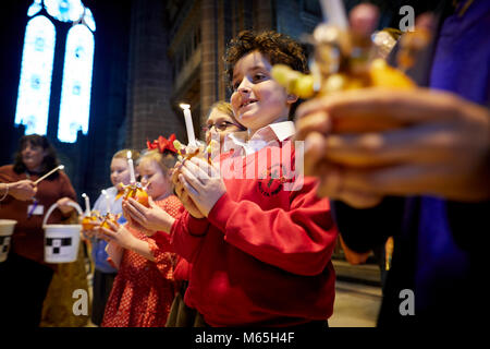 Liverpool Cathedral Christingle Service mit örtlichen Schule Kinder. Stockfoto