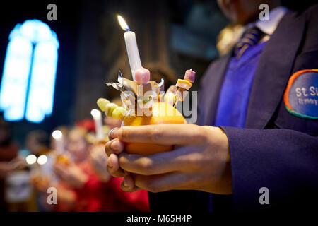 Liverpool Cathedral Christingle Service mit örtlichen Schule Kinder. Stockfoto