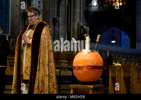 Liverpool Cathedral Christingle Service mit örtlichen Schule Kinder. Stockfoto