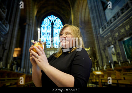 Kathedrale von Liverpool halten Christingle Service mit Rev Kate Bottley von Gogglebox Ruhm Stockfoto