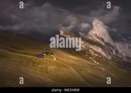 Dramatische Landschaft Blick vom Seceda über die geisler Berggipfel mit Blitz in Suoth Südtirol, Dolomiten in Italien. Stockfoto
