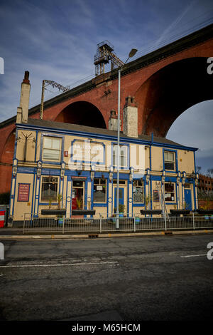 Das Crown Inn Pub, das gerade unter Stockport Viadukt liegt Stockfoto