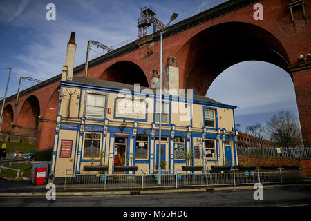 Das Crown Inn Pub, das gerade unter Stockport Viadukt liegt Stockfoto