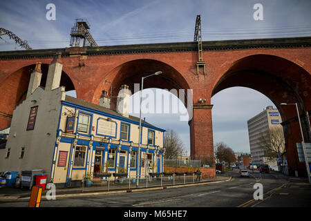 Das Crown Inn Pub, das gerade unter Stockport Viadukt liegt Stockfoto