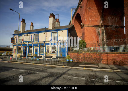 Das Crown Inn Pub, das gerade unter Stockport Viadukt liegt Stockfoto