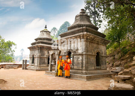 KATHMANDU, Nepal - Mai 18: Heilige Sadhu Männer mit traditionellen bemaltem Gesicht, Segen vor 18 Shivalaya in Pashupatinath Tempel. Mai 18, 2013. Stockfoto