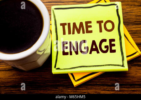 Handschriftlichen Text, Zeit zu engagieren. Business Konzept für Engagement Engagement auf haftnotiz Papier auf Holz Holz Hintergrund geschrieben mit Kaffee Stockfoto