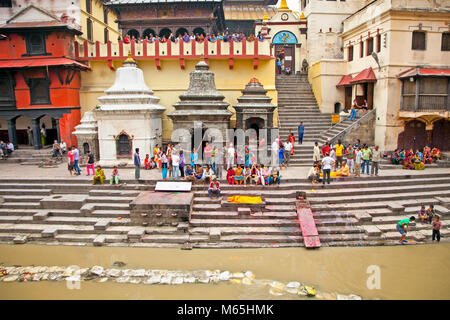 KATHMANDU, Nepal - Mai 18: Die einäscherung Zeremonie entlang des heiligen Flusses Bagmati in Pashupatinath Tempel Komplex, 18. Mai 2013 in Kathmandu, Nepal. Dies ist Stockfoto