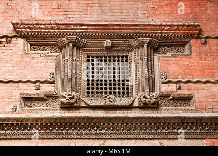 Geschnitzte hölzerne Fenster auf Hanuman Dhoka alten Königspalast Durbar Square in Kathmandu, Nepal. Stockfoto