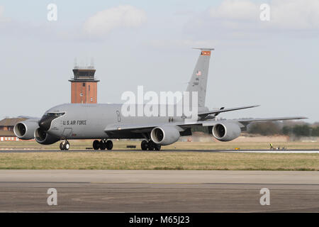 Tennessee Air National Guard Boeing KC-135 Stratotanker R-Betankung Tanker heraus rollen auf der RAF Mildenhall Landebahn nach der Landung. Stockfoto