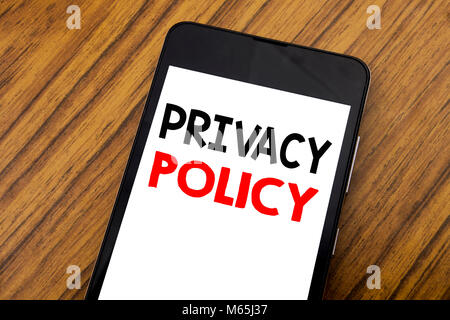 Wort, Schrift Handschrift Privacy Policy. Business Konzept für Sicherheit Daten Regeln auf Handy geschrieben, Holz- Hintergrund mit kopieren. Stockfoto