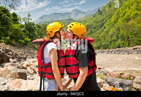 Mann und Frau Küssen für gute Mangel, bevor ein Rafting auf dem Fluss in Nepal. Stockfoto