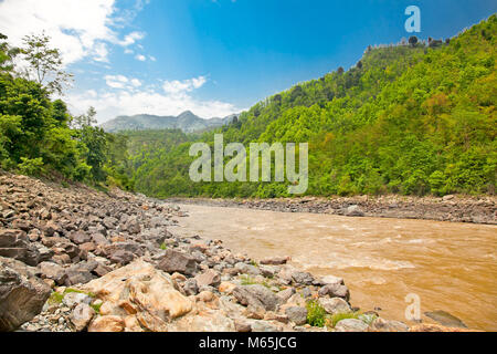 Kajak und Rafting auf der Bhote Koshi in Nepal. Der Fluss hat Klasse 4-5 Stromschnellen. Stockfoto