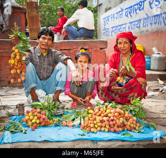 KATHMANDU, Nepal - Mai 19: Familie lychee Früchte verkaufen auf einen Markt in Kathmandu am 19. Mai 2013. Auf der Liste der Vereinten Nationen Nepal als eine der am wenigsten Stockfoto