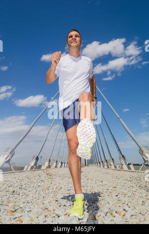 Porträt der jungen Jogger, die auf der Brücke. Low Angle View Stockfoto