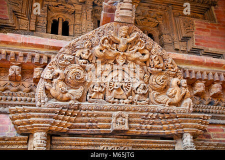 Teil der geschnitzte Holztür auf Mani Keshar Chowk am Durbar Square in Patan, Kathmandu, Nepal. Stockfoto