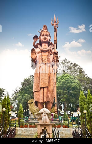 SANGA, Nepal - Mai 20: Kailashnath Mahadev Statue in Sanga am 20. Mai. 2013, Nepal. Die weltweit höchsten Shiva Statue aus Kupfer, Zement, Zink und Stahl ist Stockfoto