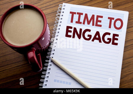 Hand schreiben Bildunterschrift Inspiration zeigen Zeit zu engagieren. Business Konzept für Engagement Engagement auf Papier notepad auf dem hölzernen geschrieben Stockfoto