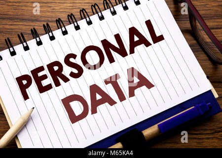 Hand schreiben Bildunterschrift inspiration mit persönlichen Daten. Business Konzept für digitalen Schutz auf Notebook Papier, Holz- Hintergrund mit Stockfoto