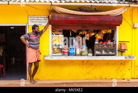 Lokalen shop auf trockenem Land, in der Nähe der Vembanad See, Kerala, Indien. Stockfoto