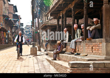 BHAKTAPUR - Mai 20: Unbekannter Tharu alte Männer neben der Straße von Bhaktapur, Nepal am 20. Mai 2013. Tharu sind eine ethnische Gruppe aus den westlichen Teil der Ne Stockfoto