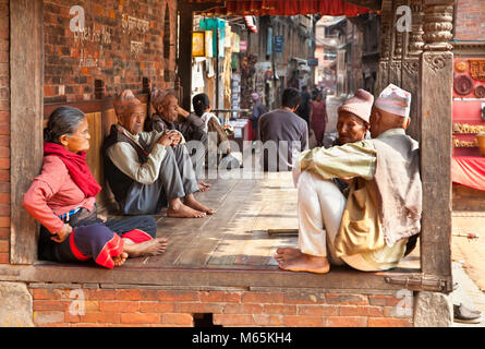 BHAKTAPUR - Mai 20: Unbekannter Tharu alte Menschen neben der Straße von Bhaktapur, Nepal am 20. Mai 2013. Tharu sind eine ethnische Gruppe aus den westlichen Teil der Stockfoto