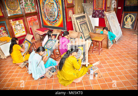 BHAKTAPUR, Nepal - Mai 20, 201: wenige Schüler im Klassenzimmer in echter Thanka Malschule in Bhaktapur, Nepal Arbeiten am 20. Mai 2013. Es ist ein Stockfoto