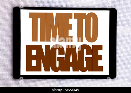 Hand schreiben Bildunterschrift Inspiration zeigen Zeit zu engagieren. Business Konzept für Engagement Engagement auf Tablet Bildschirm auf weißem Hintergrund Stockfoto