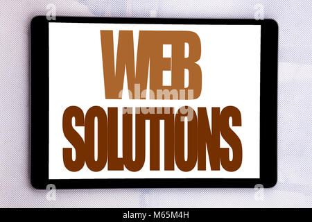 Hand schreiben Bildunterschrift inspiration, Web Solutions. Business Konzept für Internet Design Plan auf Tablet Bildschirm auf weißem Hintergrund geschrieben. Stockfoto