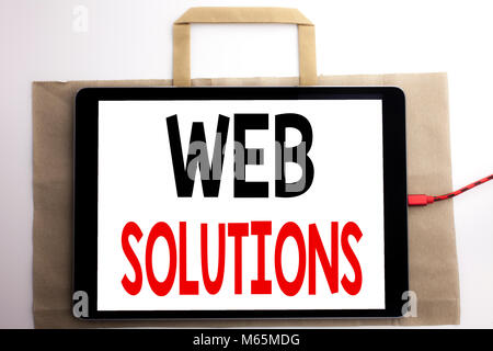 Handschrift Ansagetext angezeigt Web Solutions. Business Konzept für Internet Design Plan auf Einkaufstasche und Tabletten weiße Hintergrund geschrieben, ta Stockfoto