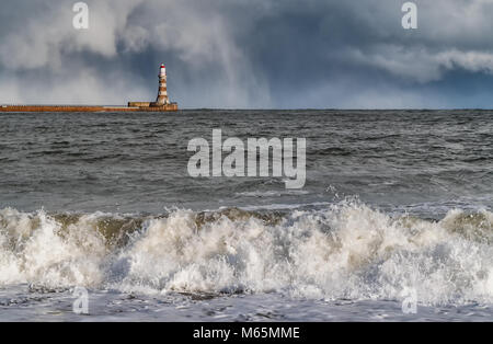 Ein Orkan aus der Nordsee an Roker, Sunderland Stockfoto