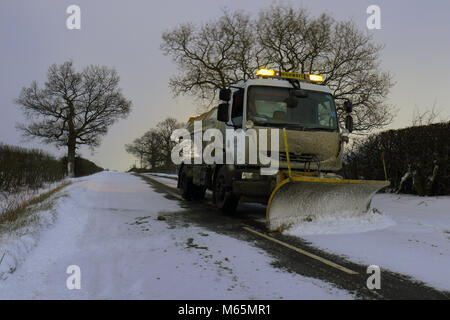 Schneepflug und Streuer in den frühen Morgenstunden in Leeds Stockfoto