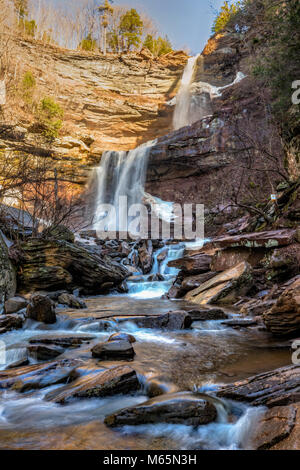 Kaaterskill fällt fließt während einer Ende Februar Tauwetter in der Catskill Mountains von Greene Land, New York. Stockfoto