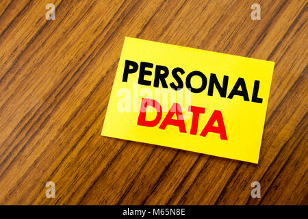 Hand schreiben Bildunterschrift inspiration mit persönlichen Daten. Business Konzept für digitalen Schutz auf haftnotiz Papier auf Holz- Tastatur geschrieben b Stockfoto