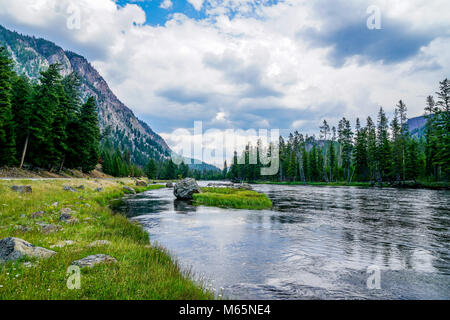 Die firehole Fluss, der durch den Yellowstone Nationalpark im nördlichen Wyoming läuft. Stockfoto