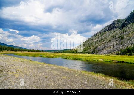 Die firehole Fluss, der durch den Yellowstone Nationalpark im nördlichen Wyoming läuft. Stockfoto