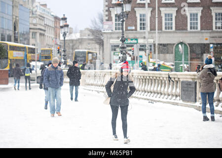 Dublin/Irland - 02/28/2018 Menschen zu Fuß bei Schneewetter im Stadtzentrum von Dublin, Oconnel Straße. Tier aus dem Osten. Stockfoto