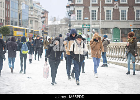 Dublin/Irland - 02/28/2018 Menschen zu Fuß bei Schneewetter im Stadtzentrum von Dublin, Oconnel Straße. Tier aus dem Osten. Stockfoto