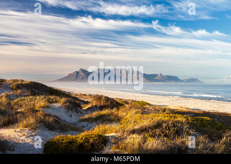 Malerischer Blick auf den Tafelberg in Kapstadt Südafrika von blouberg Stockfoto