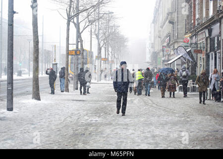 Dublin/Irland - 02/28/2018 Menschen zu Fuß bei Schneewetter im Stadtzentrum von Dublin, Oconnel Straße. Tier aus dem Osten. Stockfoto