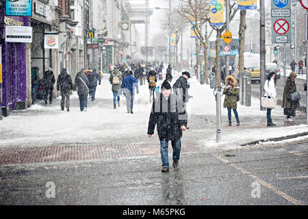 Dublin/Irland - 02/28/2018 Menschen zu Fuß bei Schneewetter im Stadtzentrum von Dublin, Oconnel Straße. Tier aus dem Osten. Stockfoto